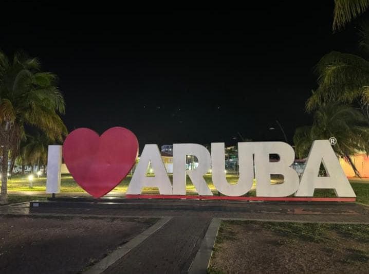 Letras monumentales I love Aruba instaladas en parque