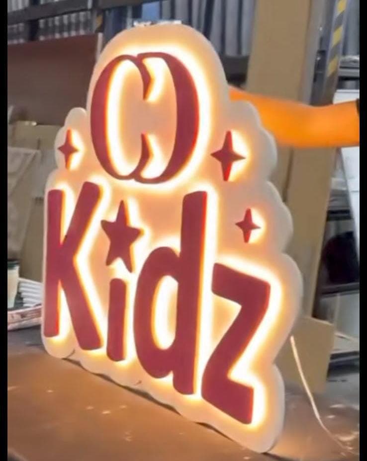 Letrero O Kidz con iluminación cálida